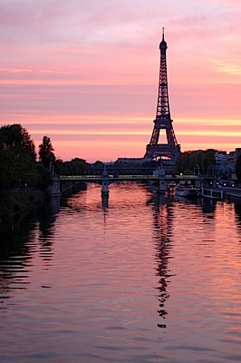 eiffel_tower_seine_sunset